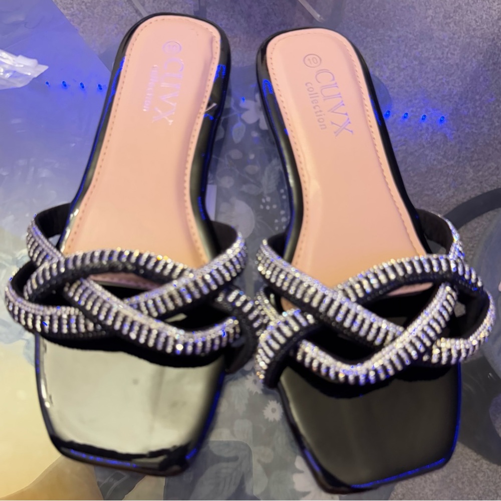 Vix Women's Black and Silver Sandals